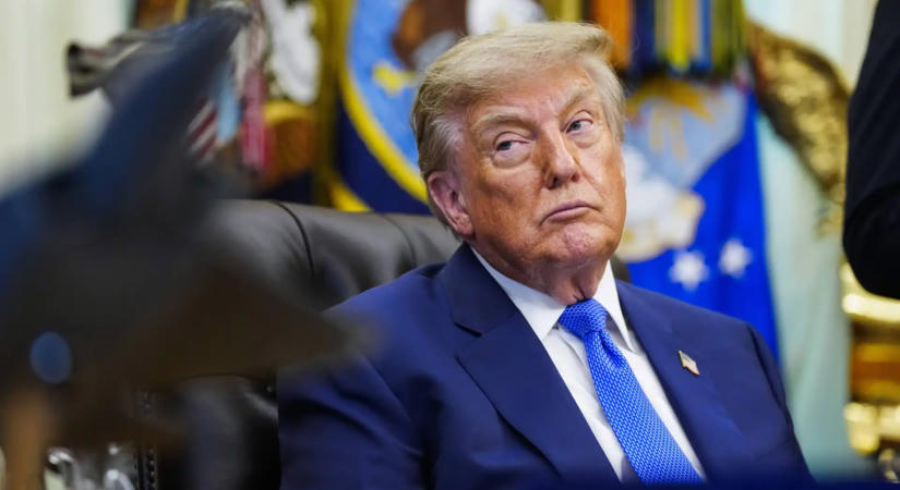 Trump katonai csapással fenyegette meg Ománt a Hormuzi-szoros miatt