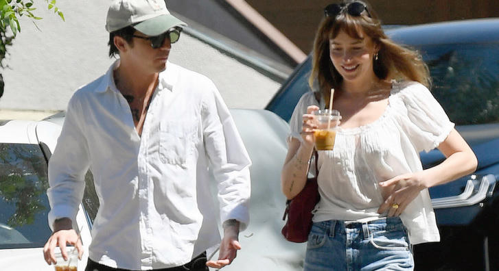 Szakított Dakota Johnson és 7 évvel fiatalabb párja, Role Model