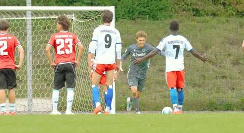 Gólcunami és abszurd kapusjelenet a duplázó magyar csatár meccsén – videó
