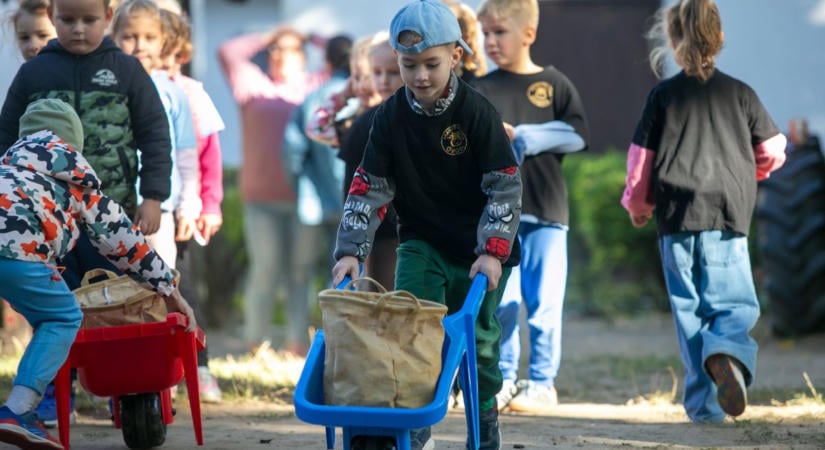 Talicskával vitték a lisztet, gumicsizmát hajítottak: különleges próbák várták a kecskeméti ovisokat – galériával