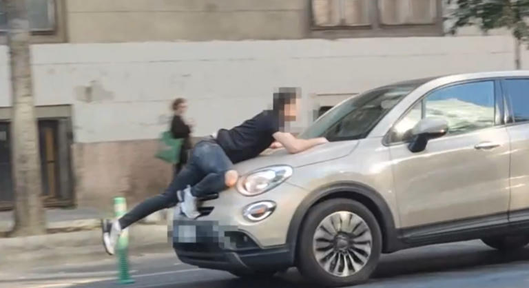 Dráma az Üllői úton, szóváltás után kapaszkodott fel a motorháztetőre a taxis, miután el akarták gázolni