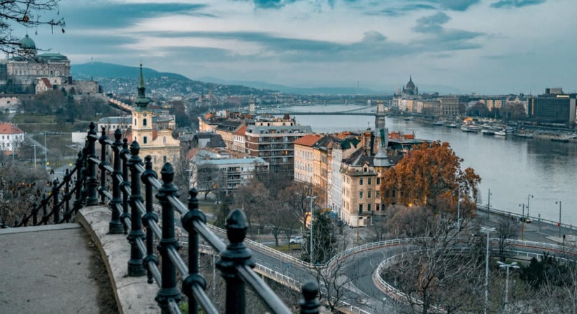 Két távoli ciklon kavarja fel a hétvégi időjárást