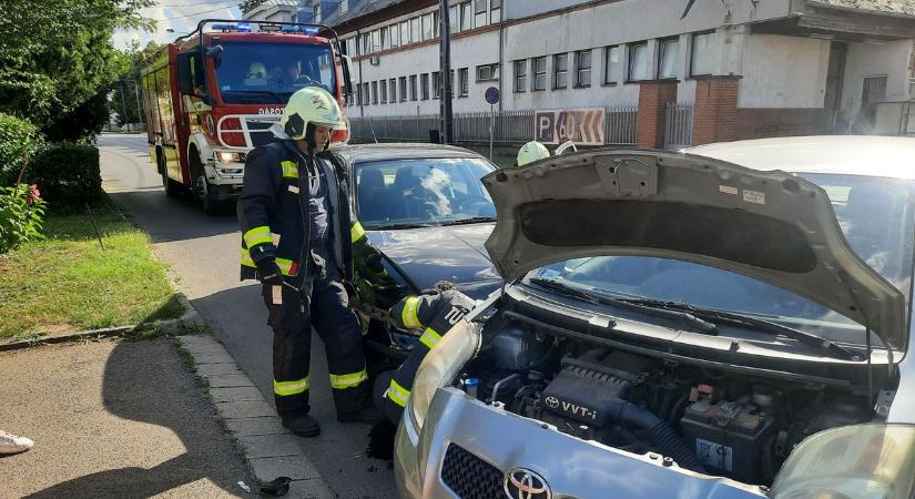 Két autó ment egymásnak a Nagyvárad utcán–a katasztrófavédelemnek is közbe kellett lépnie