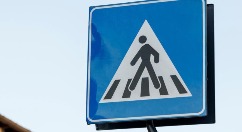 Itt a tervezet, a gyalogosokat is keményen büntetné a szigorítás: a zebrán sem lehetne megúszni a bírságot