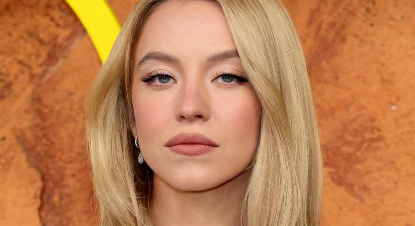 Merész! Sydney Sweeney áttetsző csipkefelsőben szabadította fel a melleit Velencében
