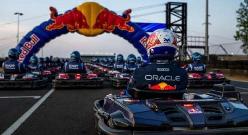 Max Verstappen száz pilótát próbál majd megelőzni a legendás versenypályán