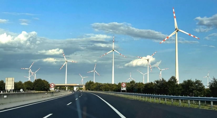 Hiába támadják, nem a szélenergia ellen van az energiajogász – elmagyarázta, valójában mi a baja a pályázattal: „Nem így, nem ott, nem ennyi és nem ezekkel.”