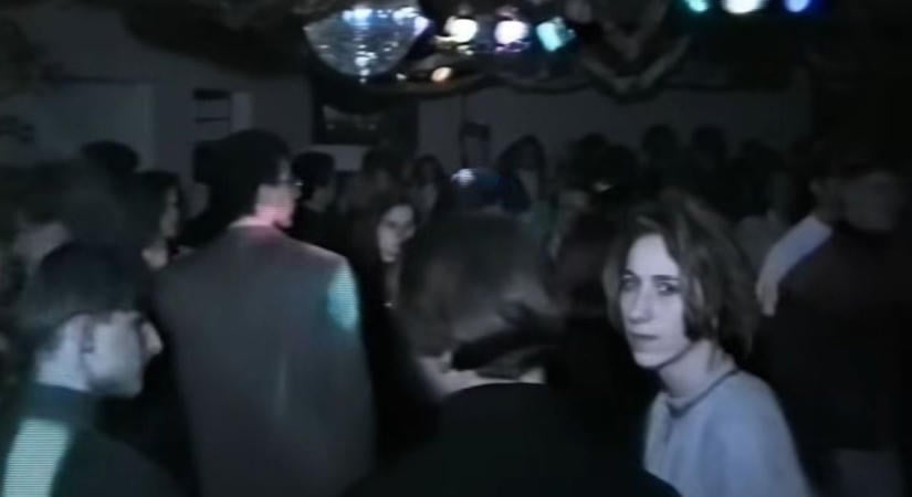 Így bulizott Pétfürdő 1993-ban, még a képviselők is „diszkóztak” miatta (videó)