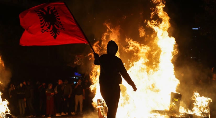 Fotókon, ahogy Tiranában is elszabadul a pokol a diáktüntetések közben