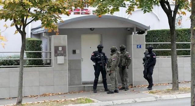 Késelés Izrael belgrádi nagykövetségénél, “Allah AKhbar!” kiáltásssal támadt az elkövető