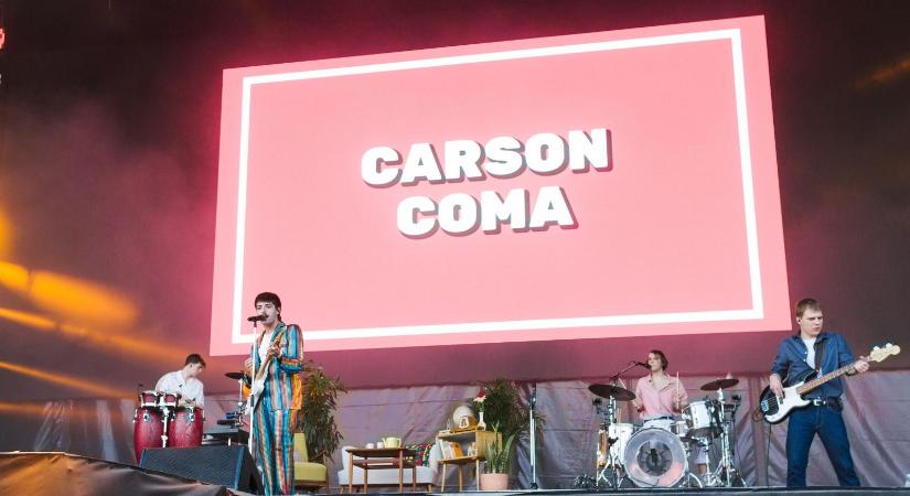 „Szabó Zsófi idegein Mága Zoltán hegedül” – dalba foglalta a rendszerváltást a Carson Coma