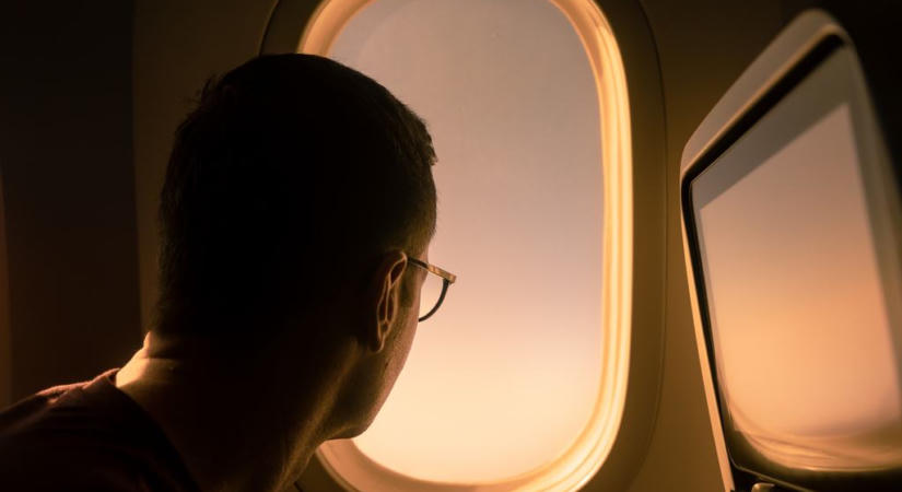 „Csak átfoglalást ajánlott fel a Ryanair” – perel a férfi, aki majdnem kizuhant a repülőből