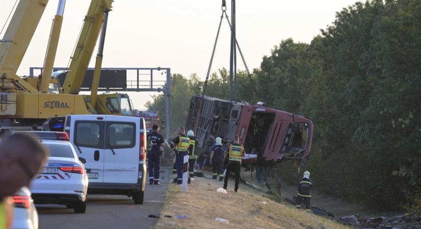 Kormányzati különgép indul Magyarországra, azonnali lépéseket rendelt el a busztragédia után a lengyel miniszterelnök