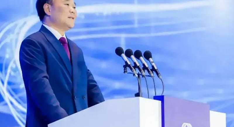 Távozik a Geely alapítója a vállalat éléről