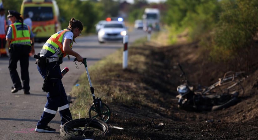 Súlyos motorosbaleset Izsák és Orgovány között: harminc métert repült a motoros, kigyulladt az árok – galériával, videóval
