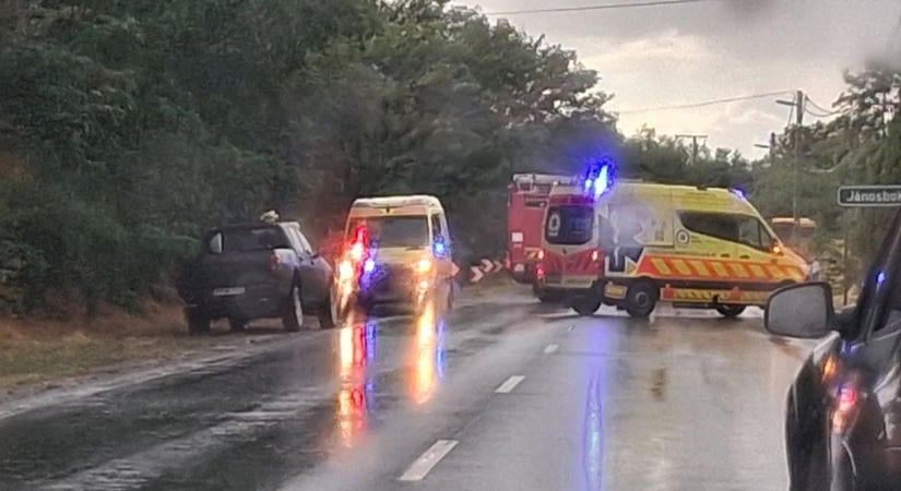 Súlyos baleset Nyíregyházán: árokba csapódott egy autó, egy ember a roncsokba szorult!
