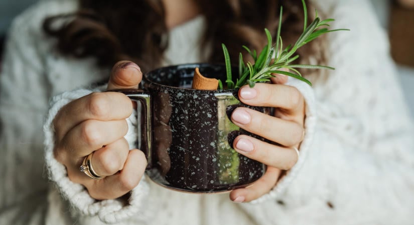 Fahéj és kakukkfű egy bögrében – különleges tea a hideg őszi napokra, légúti panaszokra is kiválló