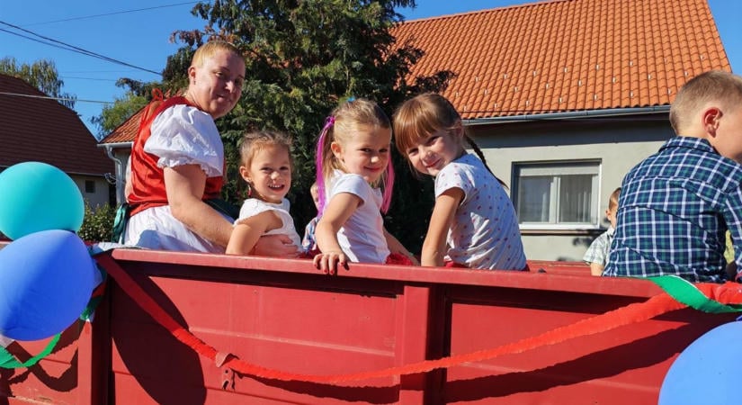 Lovaskocsitól a fűnyíró traktorig: éjfélig tartott a szüreti mulatság Püspökmolnáriban - fotók!