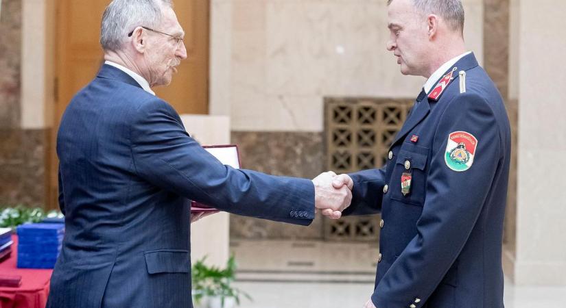 Tolna megye büszkesége „Az év tűzoltója” miniszteri díjjal elismert zászlós