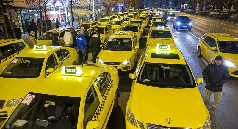 Marad a taxiszolgáltatás szabályozott árazása