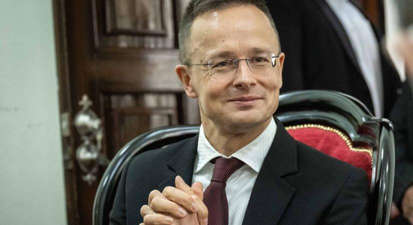 Jó sokat repkedtél a mi pénzünkön, hogy ezt a kamu dumát leírhasd! – szemelvények Szijjártó “de ügyes vagyok”-bejegyzése hozzászólásaiból