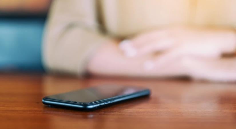 Pszichológus mondja: tegye le néha a mobilját, a pszichéjének és a társas kapcsolatoknak is jót tesz vele