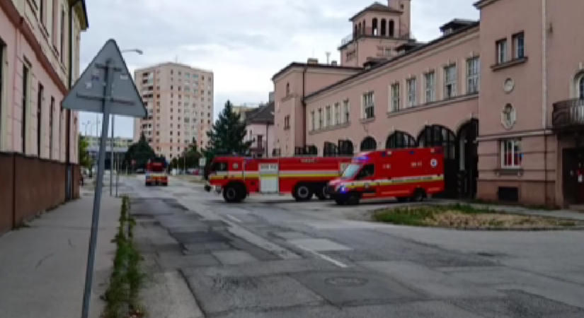 Tűz ütött ki a harmadik emeleti lakásban, 14 lakót evakuáltak