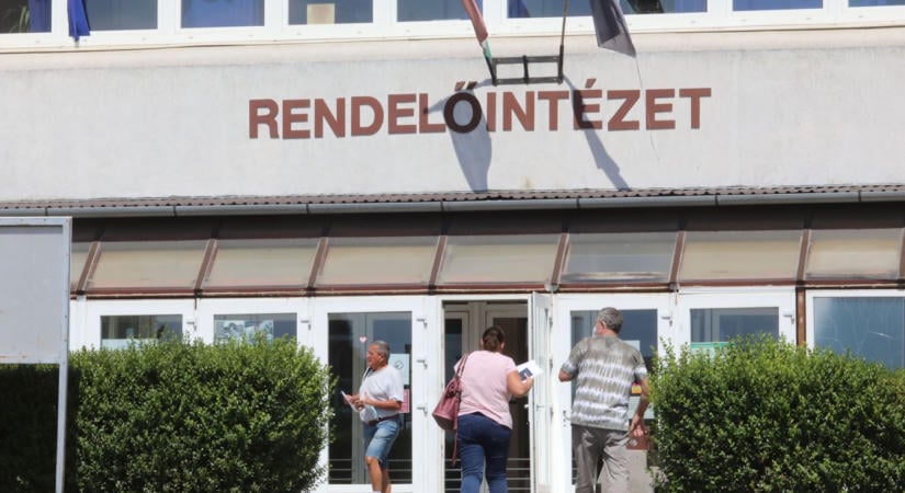 Évek óta pusztul a pécsi rendelő lépcsője, most már a betegek féltik a testi épségüket