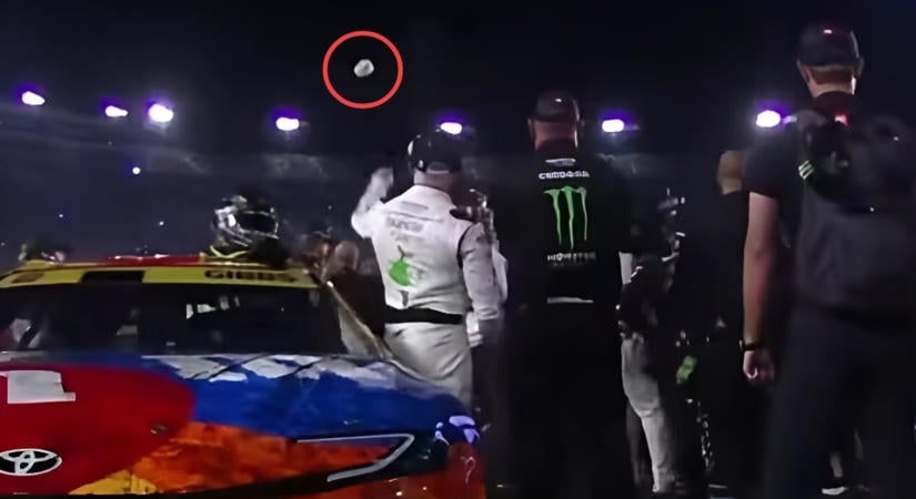 A NASCAR raportra hívja Ty Gibbst, mert a bunyó után egy flakont dobott Carson Hocevar felé