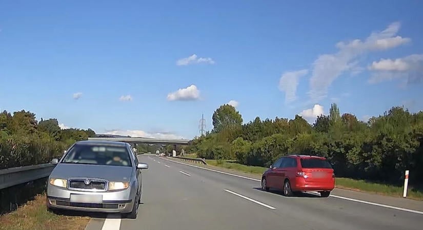 A forgalommal szemben téblábolt a 90 éves sofőr az autópályán, két percen belül jöttek a rendőrök