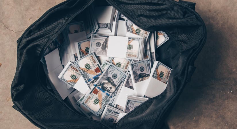 42 millió forintnyi készpénzt talált egy ATM tetején a 37 éves férfi, szinte hihetetlen, mit tett ezután