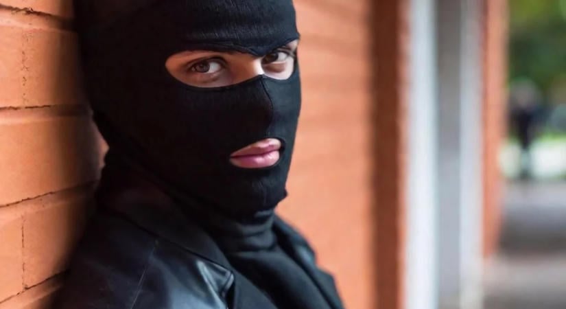 Több brit város is bevezetné a maszkviselés korlátozását a közösségellenes bandák miatt