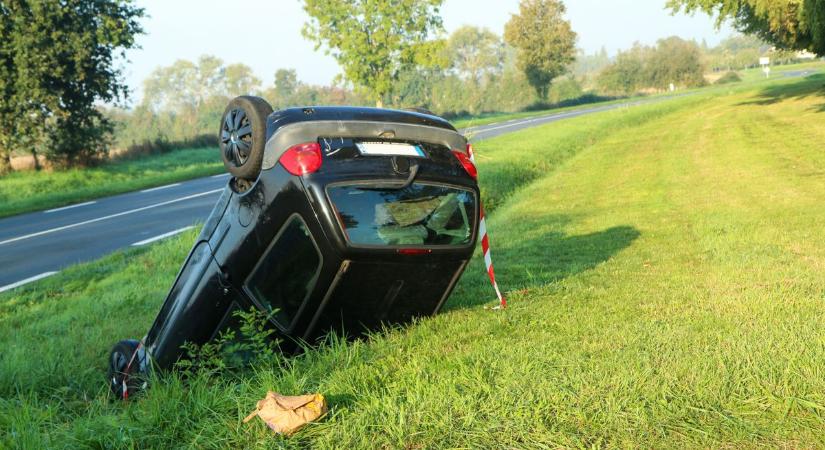 Árokba hajtott egy autó Lulla és Balatonendréd között