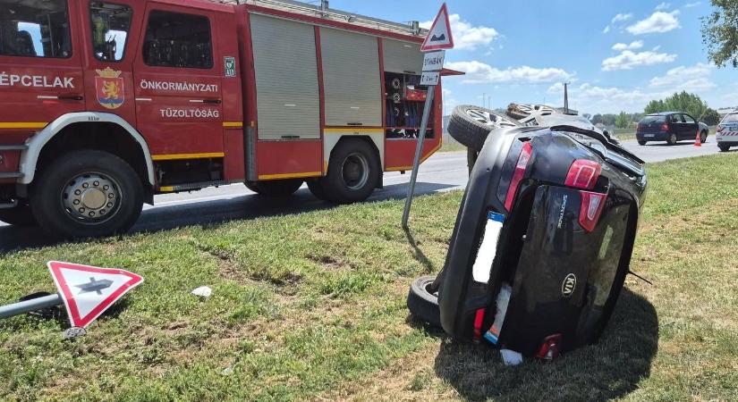 Furgon és autó ütközött Beled közelében, a Kia az oldalára borult - fotók