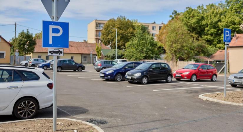 Közel 110 millió forintból elkészült a Kígyó utcai parkoló Győrben - ötven új férőhelyet alakítottak ki