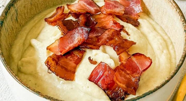 Krémes karfiolfőzelék ropogós baconchipsszel: a tökéletes vacsoraötlet