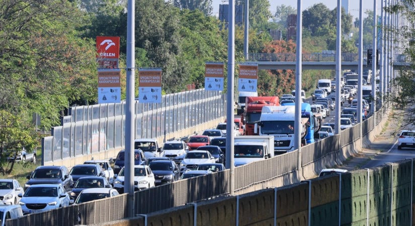 Buszbaleset történt az M5-ös autópályán