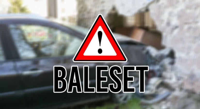 Két autó ütközött Hajdú-Biharban, az egyik egy ház falának csapódott – tűzoltók a helyszínen!