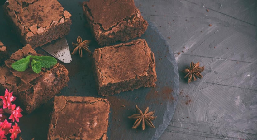 Ez a félórás fagyasztós trükk örökre megváltoztatja, hogyan süti a brownie-t