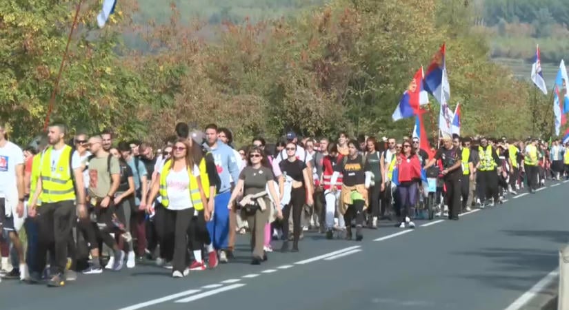 Gyalogló egyetemisták: Szerbia győz feliratú teherautók sofőrjei integetnek nekünk útközben
