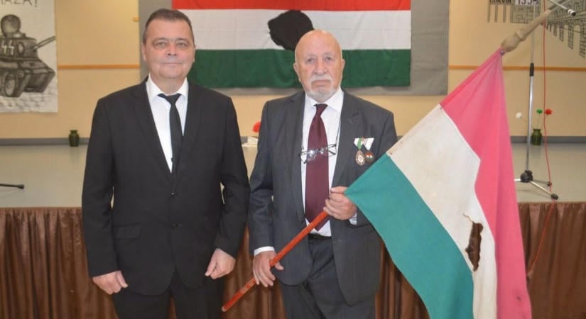 Diákként vitte magával a forradalomba, később a városnak adományozta zászlaját