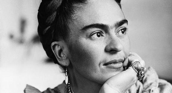 Nem véletlenül van tele állatokkal Frida Kahlo híres képe: drámai események állnak a háttérben