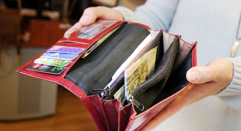 Júliustól ennyivel emelkedik a bankszámlák díja, ez elkerülhetetlen