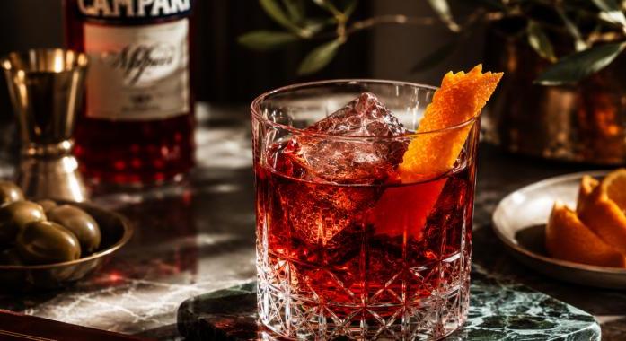 Miért lett a Negroni a világ legstílusosabb koktélja? – Több mint száz éve ugyanazzal a recepttel hódít