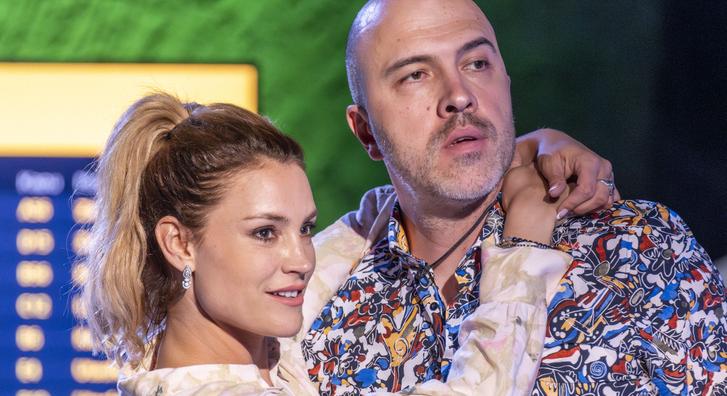 Záporoznak a gratulációk Balogh Edina bejegyzése alá, esküvői fotókon pózol Szabó Simonnal