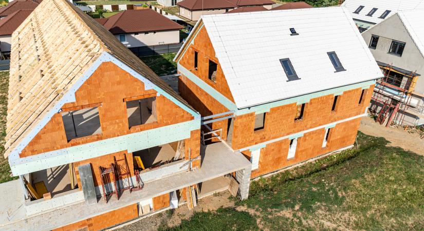 Értékálló kerámia falazati és tetőmegoldások, innovatív technológia – Wienerberger Mesterház épül Kozármislenyben