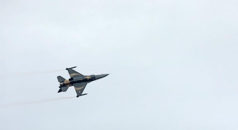 Vadászgép zuhant le egy gyakorlaton: lángba borult az F–16-os  videó