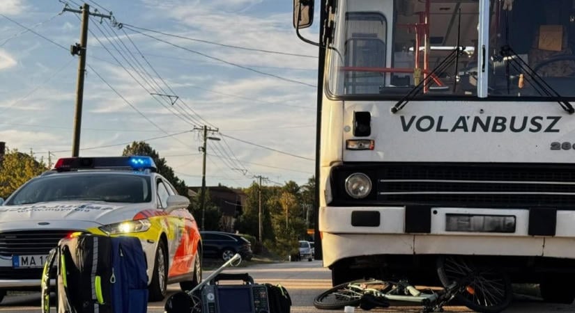 Busz gázolt el egy 10 éves biciklis fiút Tápon, mentőhelikopter vitte kórházba