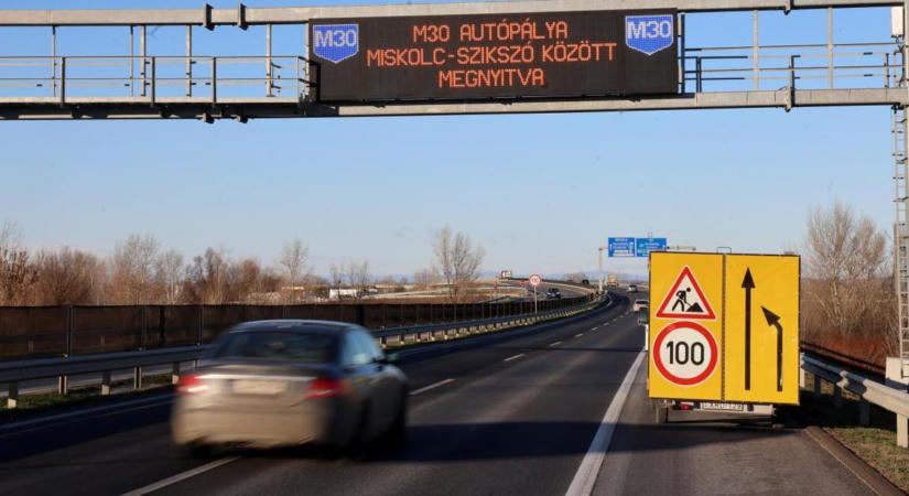 Miközben öntötték a milliárdokat az új autópályákba, a meglévő úthálózat 43 százaléka lerohadt