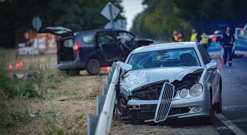 Kisbusz és teherautó ütközött Pécsnél, korlátozzák a forgalmat az 58-as főúton
